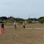 自転車を運転する学生の写真